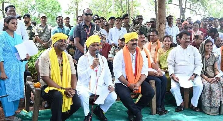 मुख्यमंत्री विष्णु देव साय ने बासिंग में लगाई चौपाल, सौगातों की बारिश से ग्रामीणों के चेहरे खिले