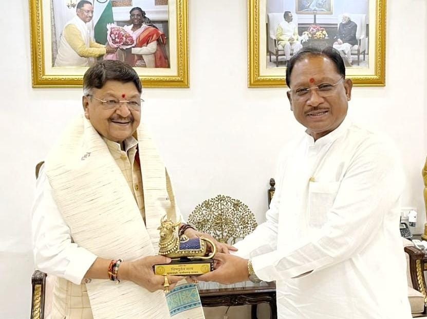 मुख्यमंत्री विष्णुदेव साय से मध्यप्रदेश के कैबिनेट मंत्री कैलाश विजयवर्गीय ने की सौजन्य मुलाकात