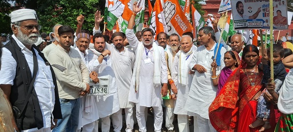 नौकरी दो या सत्ता छोड़ो के नारों के साथ बिहार में कांग्रेस