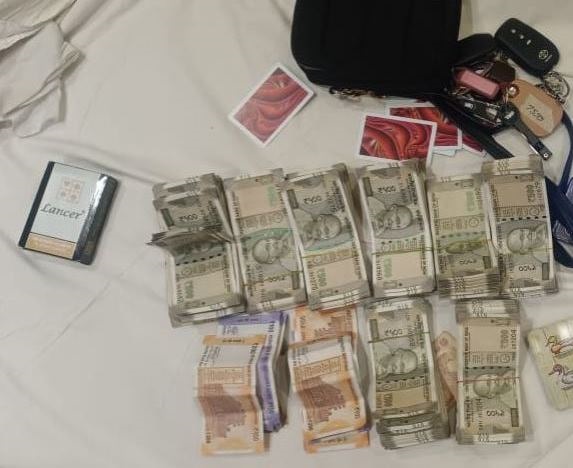 जबलपुर की होटल पसरीचा में चल रहे जुआंफड़ पर पुलिस की दबिश