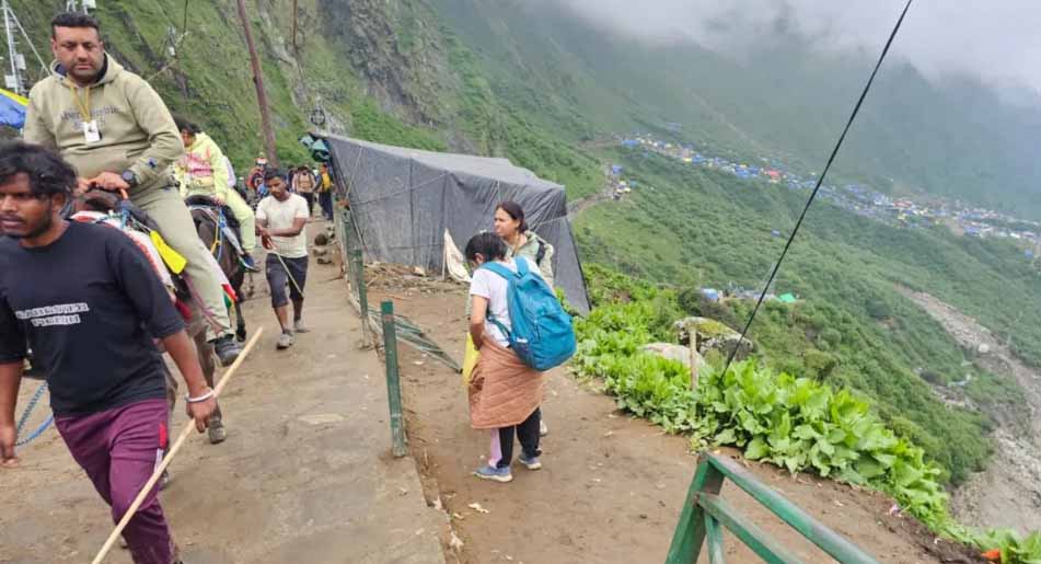 केदारनाथ में हादसा : यात्रा पर जा रहे लोग खाई में गिरे, दो की मौत, 3 हुए घायल, एक की तलाश जारी