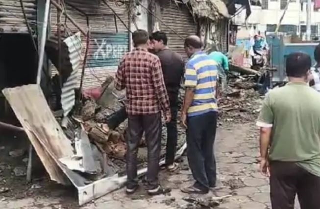 MP: जबलपुर के हनुमानताल-घंटाघर क्षेत्र में मकान व दुकान भरभराकर गिरे, मची अफरातफरी..!