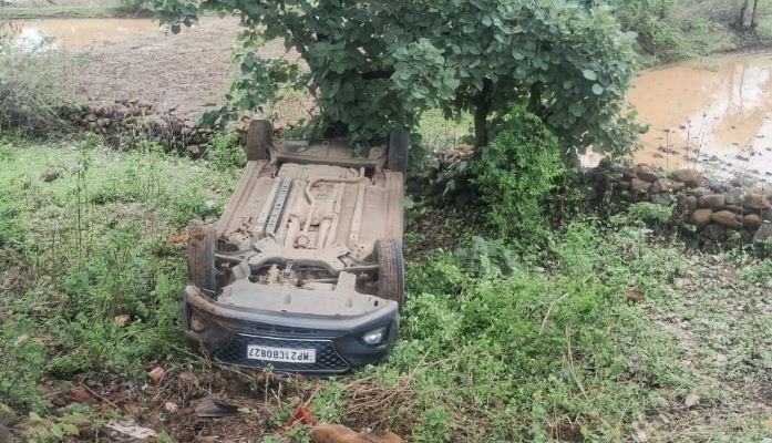 MP: विद्युत मंडल के जेई की कार खाई में गिरी