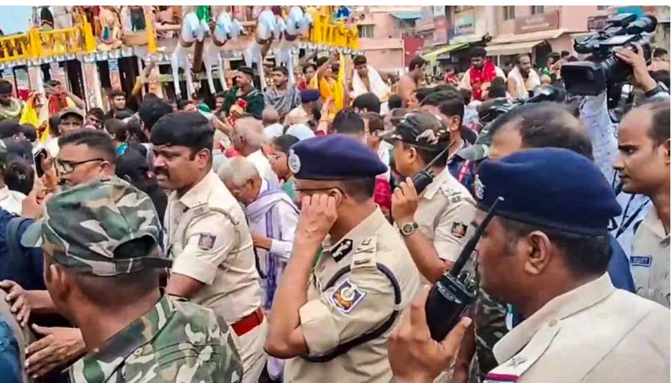 पुरी में भगदड़ के बाद सरकार का सख्त, डीएम-एसपी का तबादला, 2 अफसर सस्पेंड