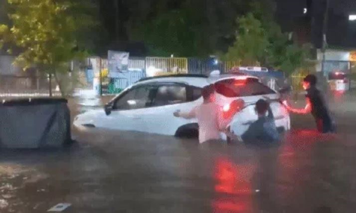 एनसीआर-दिल्ली में बाढ़ के हालात, पानी में तैरी गाडिय़ां