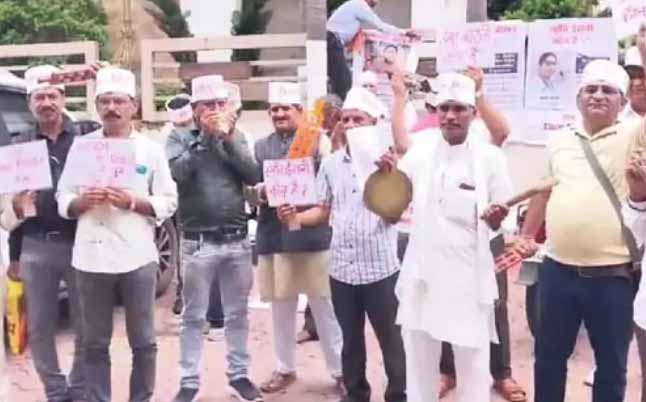 जबलपुर: बीजेपी ऑफिस के बाहर सिहोरा को जिला बनाने प्रदर्शन