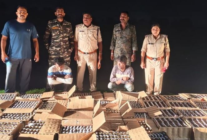 कुरकुरे के पैकेटों में शराब की तस्करी, जबलपुर-मंडला रोड पर पुलिस ने पकड़ी 39 पेटी, दो युवक गिरफ्तार