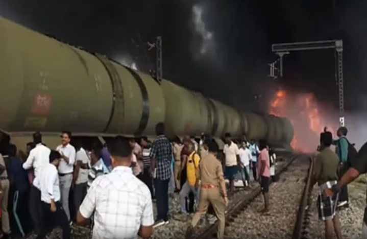 तमिलनाडु के तिरुवल्लूर में डीजल ले जा रही मालगाड़ी में लगी आग, कई ट्रेनें प्रभावित