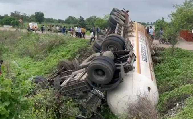 MP के सागर में अमोनियम सल्फेट से भरा टैंकर पलटा, ड्राइवर की मौत सौरई फैक्ट्री में आ रहा था, घटना स्थल से हटाई गई भीड़..!