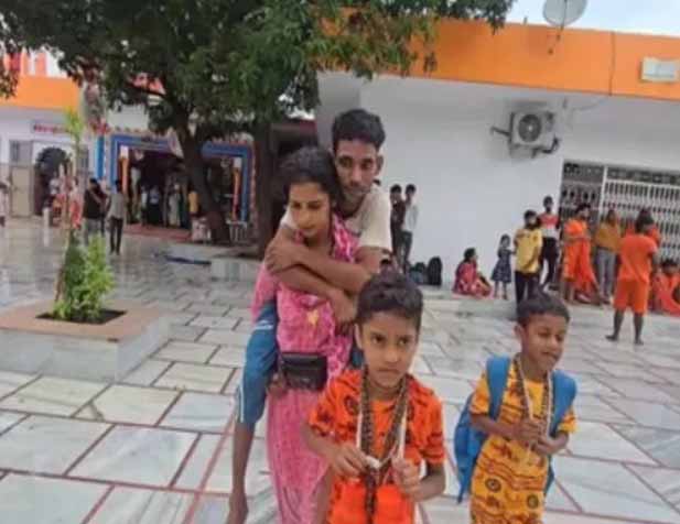 प्यार व आस्था की पत्नी बनी अनूठी मिसाल, दिव्यांग पति को कंधों पर बैठाकर हरिद्वार पहुंची
