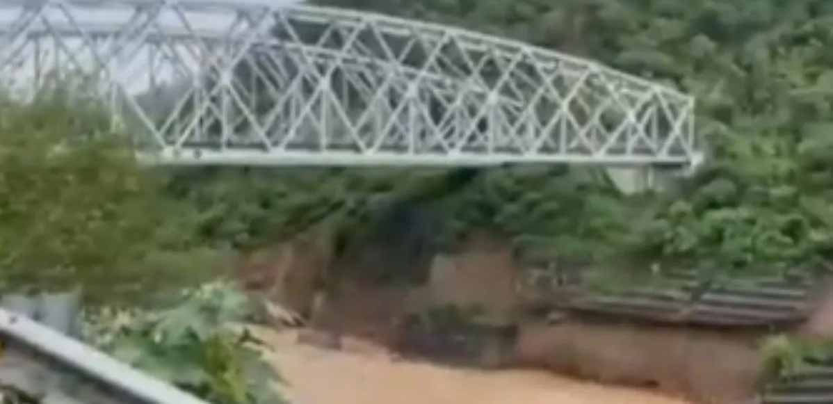 हिमाचल में हादसे की आशंका : पुल के ऊपर से गुजर रही ट्रेन, नीचे खिसकी जमीन और नदी में बह गया नींव का हिस्सा