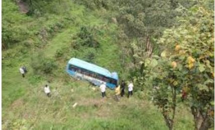 हिमाचल में दर्दनाक हादसा, बस के खाई में गिरने से 5 की मौत, 8 गंभीर
