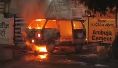 MP: जबलपुर में ऑटो-वैन में भड़की आग, कई ब्लॉस्ट