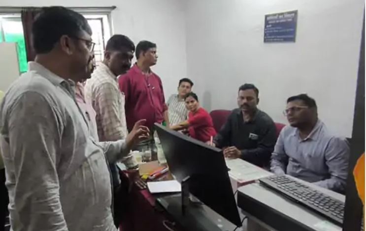 MP: बालाघाट में आधार आईडी बनाने 10 हजार रुपए ले रहा था डेटा इंट्री आपरेटर, जबलपुर लोकायुक्त टीम ने रंगे हाथ पकड़ा