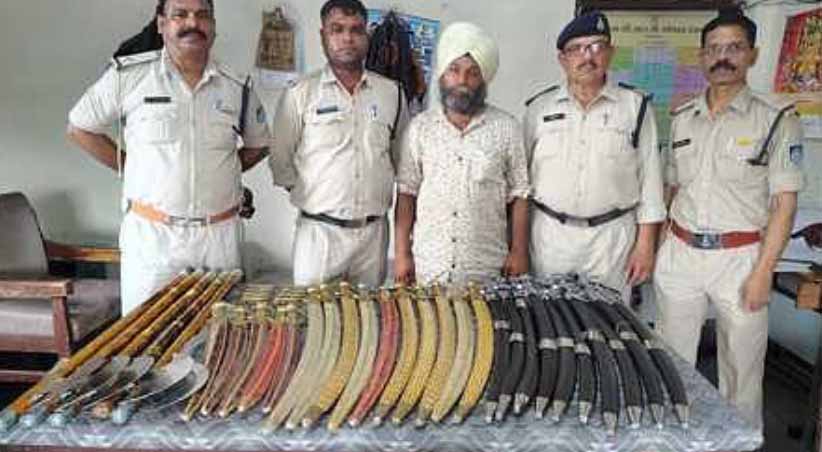 ट्रेन में  25 तलवार, 5 फरसे, 8 हैंड पंच के साथ पकड़ाया यात्री