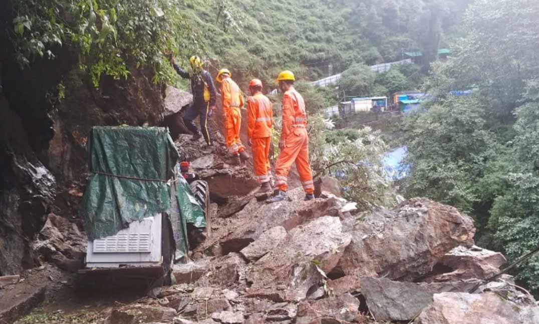 उत्तराखंड: रुद्रप्रयाग में बादल फटा, पहाड़ के मलबे में दब गए घर, केदारनाथ यात्रा बाधित, भारी बारिश से तबाही