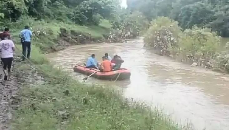 MP: जबलपुर में दोस्तों के साथ बैठकर शराब पी रहे युवक ने परियट नदी में लगाई छलांग, तलाश में जुटे गोताखोर..!