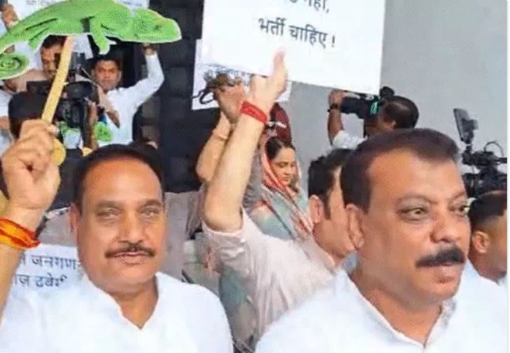 MP : गिरगिट लेकर विधानसभा पहुंचे कांग्रेस MLA, बोले OBC आरक्षण पर बार-बार रंग बदल रही सरकार