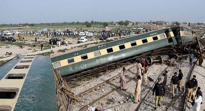 पाकिस्तान के लाहौर में बड़़ा रेल हादसा, तीन यात्री डिब्बे पटरी से उतरे 30 घायल, कई गंभीर