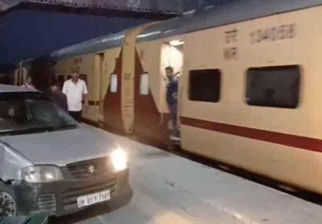 फौजी ने रेलवे प्लेटफार्म पर दौड़ाई कार, बोला- रिश्तेदारों को बैठाने ट्रेन के बराबर चलाता रहा, गिरफ्तार