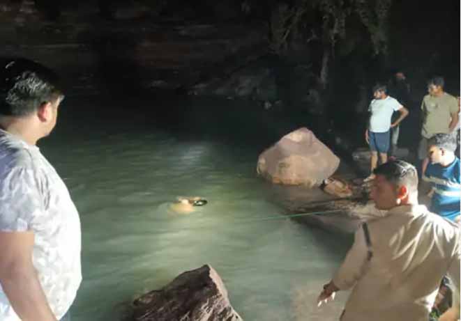 एमपी : नरसिंहपुर में दुखद घटना: स्कूल के बाद पिकनिक पर वाटरफाल गए 12वीं के 3 छात्र, तीनों के शव मिले