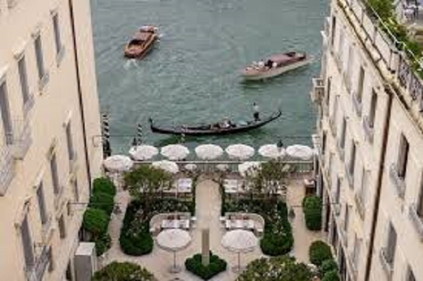 द सेंट रेजिस वेनिस में स्विस कलाकार साइमन बर्गर की अनोखी कलाकृतियों का हुआ भव्य अनावरण