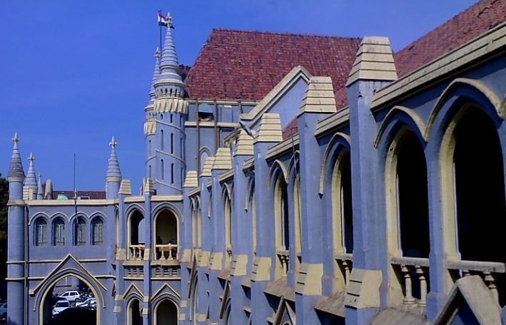 MP: जबलपुर में हाईकोर्ट की सुनवाई में कार में बैठकर ऑन लाइन जुड़ा अधिवक्ता