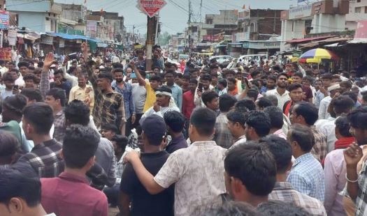 एमपी : खाद न मिलने से भड़के किसान, जबलपुर-दमोह रोड पर लगाया जाम,  किया प्रदर्शन..!