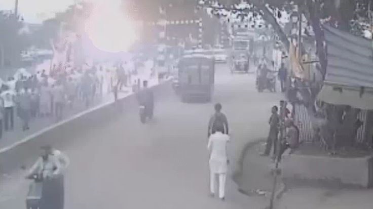 MP : सिवनी में कांवड़ यात्रा का झंडा हाईटेंशन लाइन से टकराया, करंट की चपेट में आकर 4 युवक झुलसे, मची चीख-पुकार अफरातफरी..! 