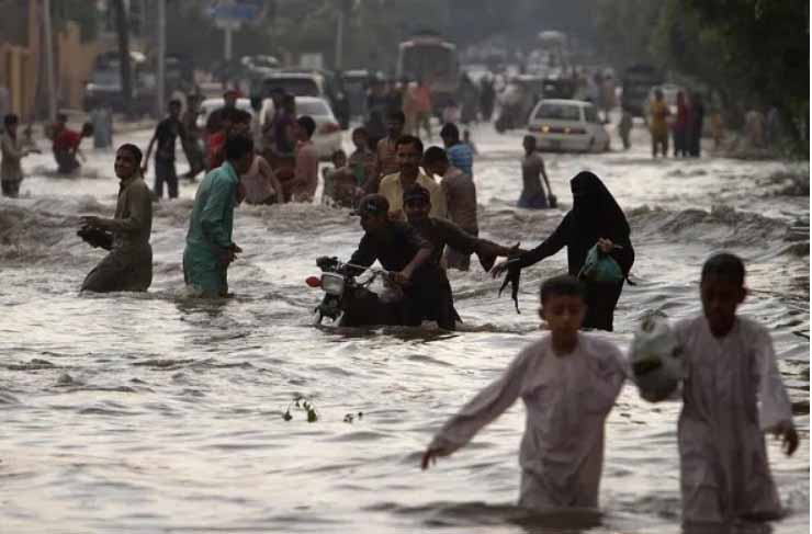 पाकिस्तान : मूसलाधार बारिश ने मचाया कहर, 140 बच्चों समेत 299 लोगों की मौत