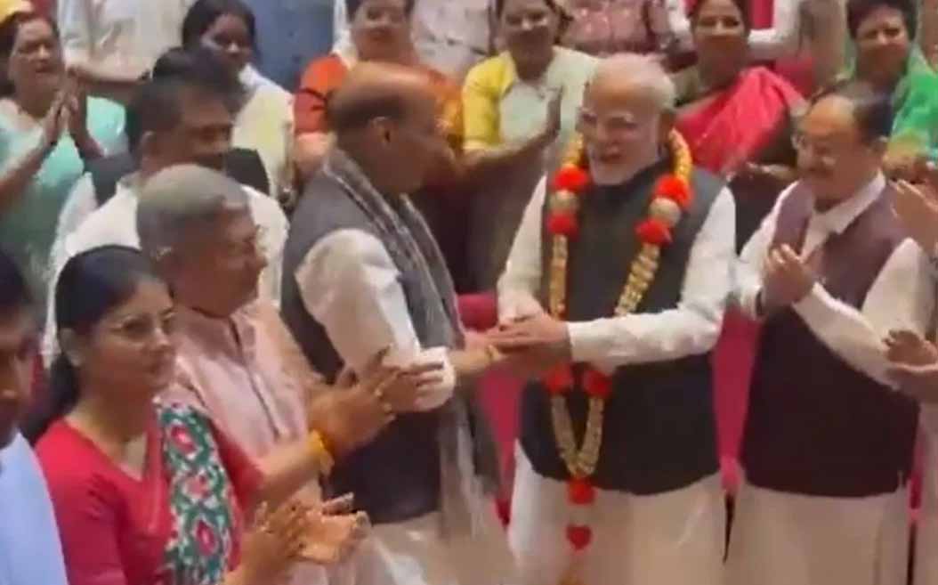 ऑपरेशन सिंदूर के लिए एनडीए सांसदों की बैठक में पीएम मोदी का सम्मान, लगे हर-हर महादेव के नारे