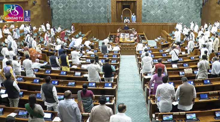 संसद में विपक्ष का जमकर हंगामा, लोकसभा और राज्यसभा की कार्यवाही बुधवार तक स्थगित