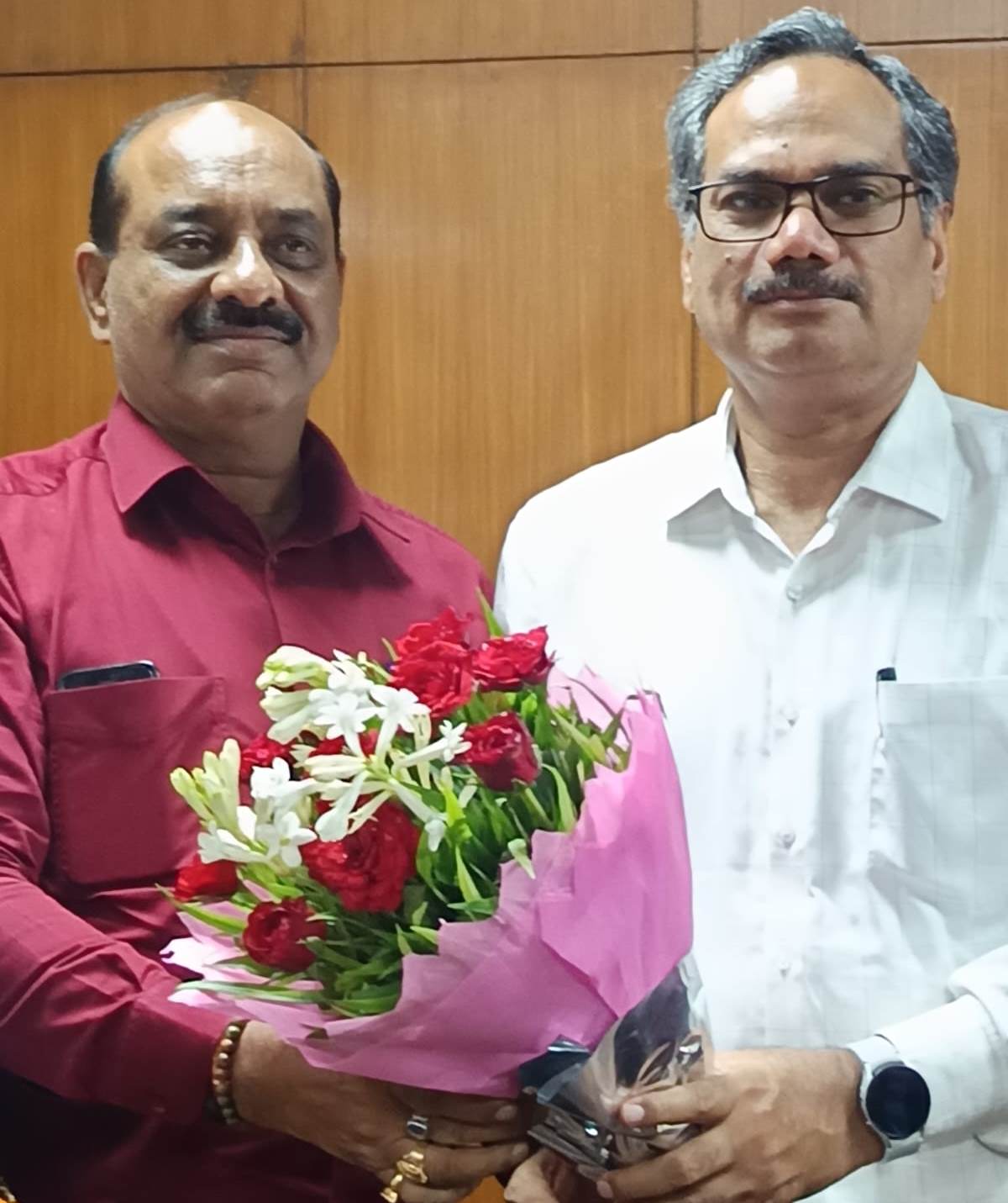 भोपाल-नये डीआरएम पंकज त्यागी ने संभाला कार्यभार, WCREU महामंत्री का. गालव ने की भेंट