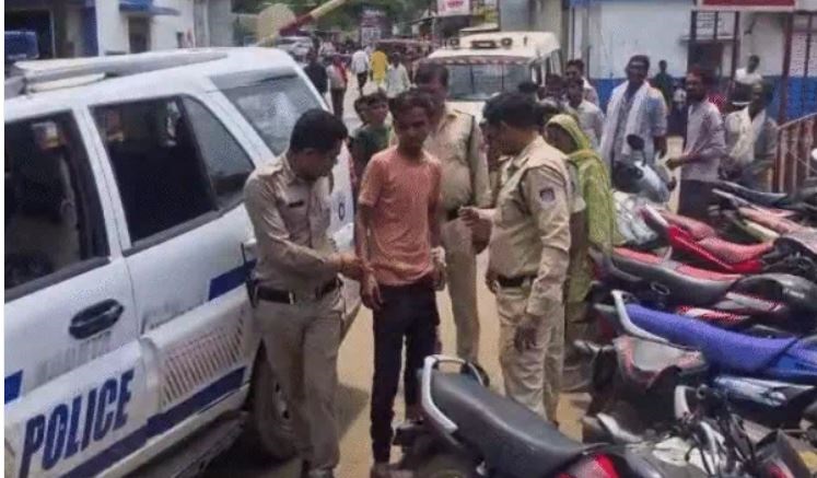 दमोह कोर्ट परिसर में युवक ने काटी कलाई, सिर पर डाला केमिकल