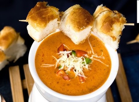 पाव भाजी चीज़ फोंड्यू, देसी टेस्ट, वेस्टर्न टेबल प्रेज़ेंस में