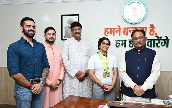 CM विष्णुदेव साय से एशियन अफ्रीकन पैसिफिक पावरलिफ्टिंग चैंपियनशिप की स्वर्ण पदक विजेता नमी राय पारेख ने की मुलाकात