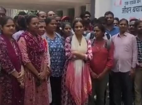 एमपी : जबलपुर में स्वास्थ्य विभाग के आउटसोर्स कर्मचारी वेतन न मिलने से आक्रोशित