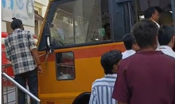 एमपी: सागर में ब्रेक फेल होने से कॉलेज बस कोतवाली थाना से टकराई, स्टूडेंट-टीचर घायल