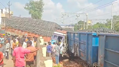 एमपी के उमरिया में मालगाड़ी से टकराया ट्रक, ड्राइवर की सूझबूझ ने टाली राहगीरों की जान