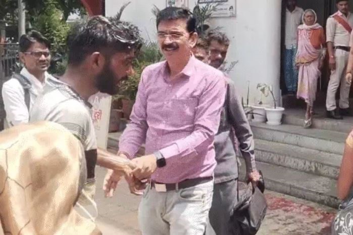 MP: जबलपुर में SP ऑफिस पहुंचे युवक ने पेट्रोल डालकर की आत्महत्या की कोशिश