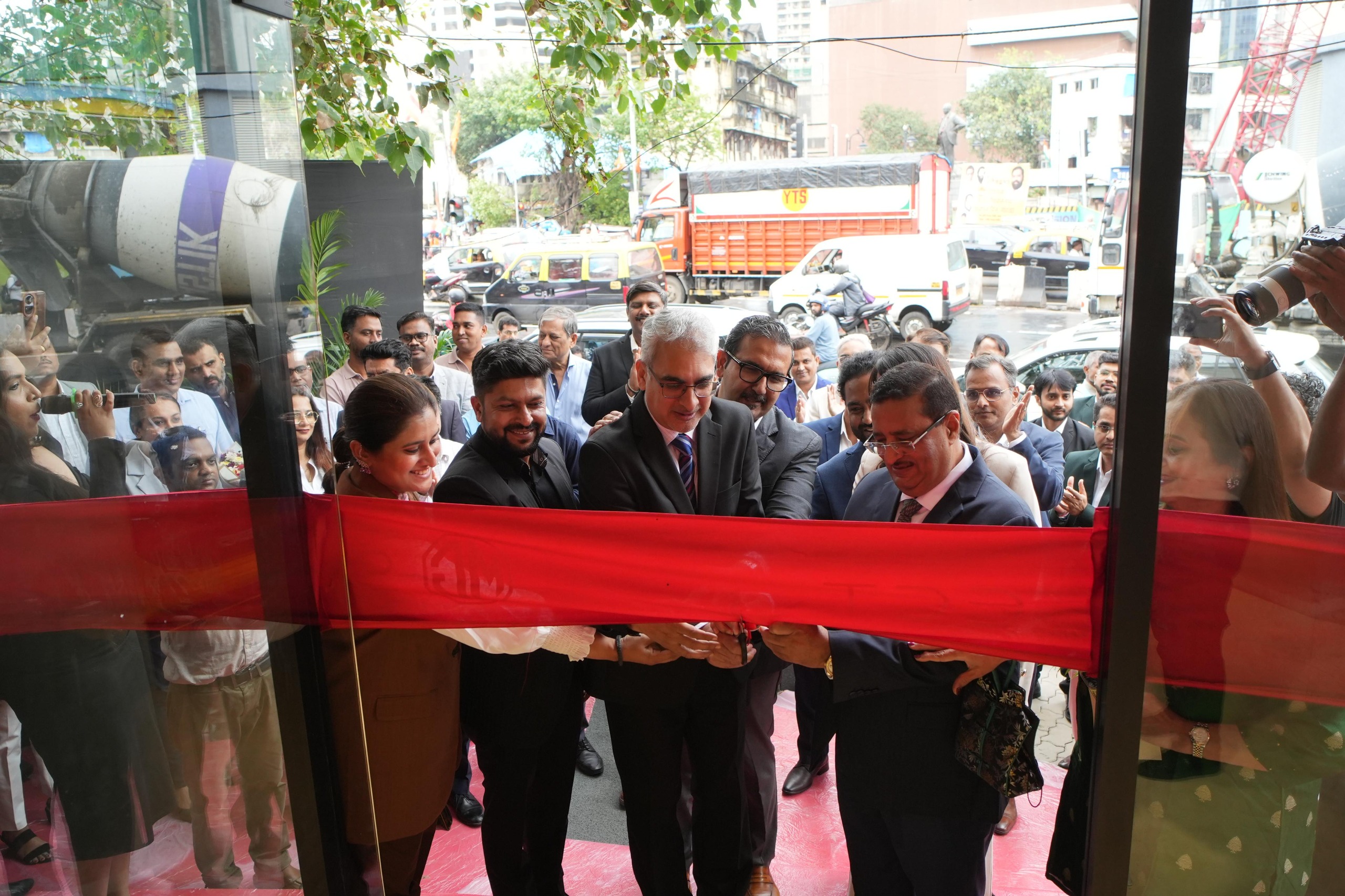 मुंबई में जेएसडब्ल्यू एमजी मोटर इंडिया के पहले एक्सपीरियंस सेंटर का उद्घाटन