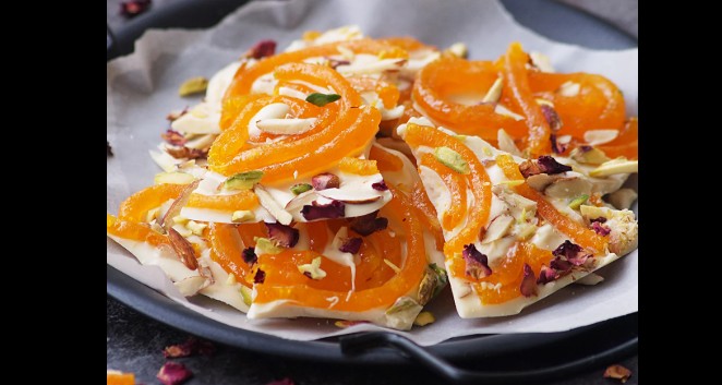 व्हाइट चॉकलेट जैलेबी बार्क: जब परंपरा को मिठास का नया लिबास मिला