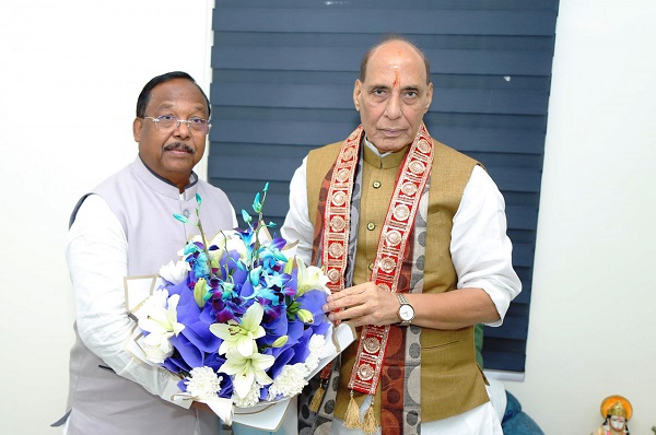 मंत्री रामविचार नेताम ने केन्द्रीय रक्षा मंत्री राजनाथ सिंह से दिल्ली में की मुलाकात