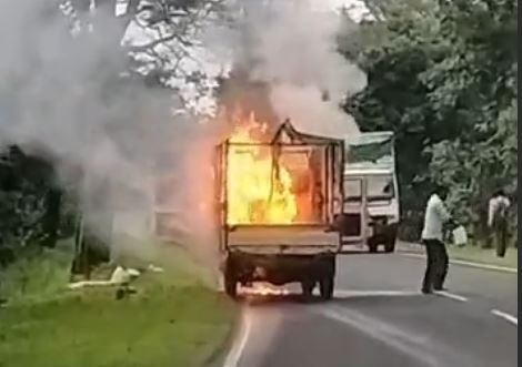 जबलपुर में बरेला रोड पर मिनी-ट्रक में लगी आग, ड्राइवर ने कूदकर बचाई अपनी जान..!