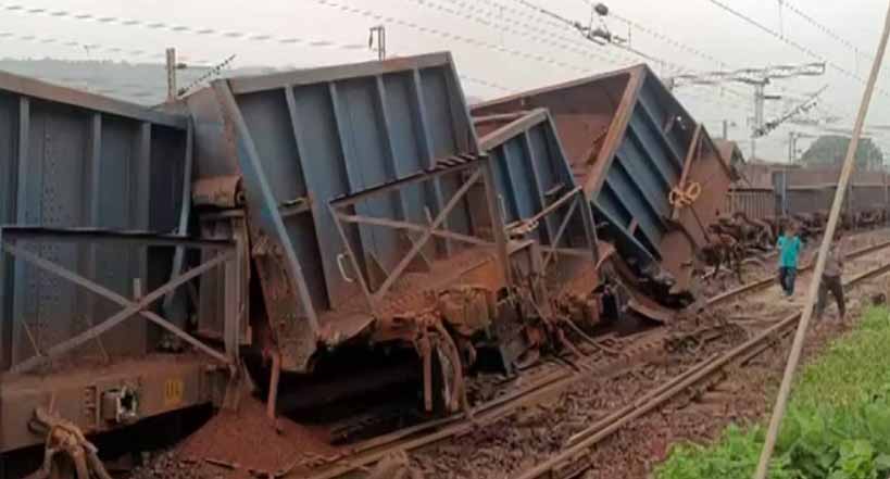झारखंड में रेल हादसा : मालगाड़ी के 20 डिब्बे पटरी से उतरे, इस रूट पर रेल सेवाएं बुरी तरह प्रभावित