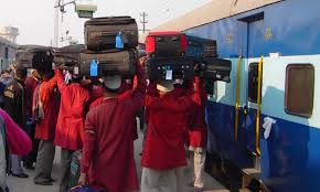 कुलियों की आर्थिक स्थिति का रेलवे बोर्ड करायेगा सर्वे, डीआरएम को मिलेगी बड़ी जिम्मेदारी