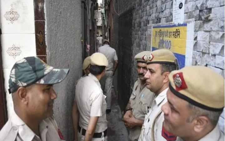 दिल्ली में ट्रिपल मर्डर से सनसनी, पति ने पत्नी और दो मासूम बेटियों की गला दबाकर की हत्या