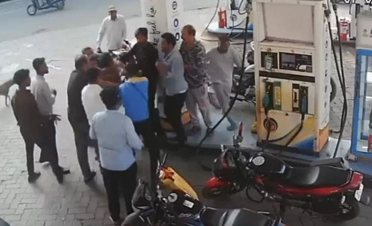 MP : जबलपुर में बिना हैलमेट पेट्रोल न देने पर पंप कर्मचारी के साथ मारपीट..!