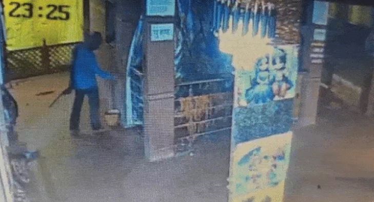 MP : खंडवा के खाटूश्याम मंदिर में चार लाख की चोरी,चांदी के छत्र-मूर्तियां सहित नकदी ले गया चोर, सीसीटीवी में रिकार्ड हुई घटना