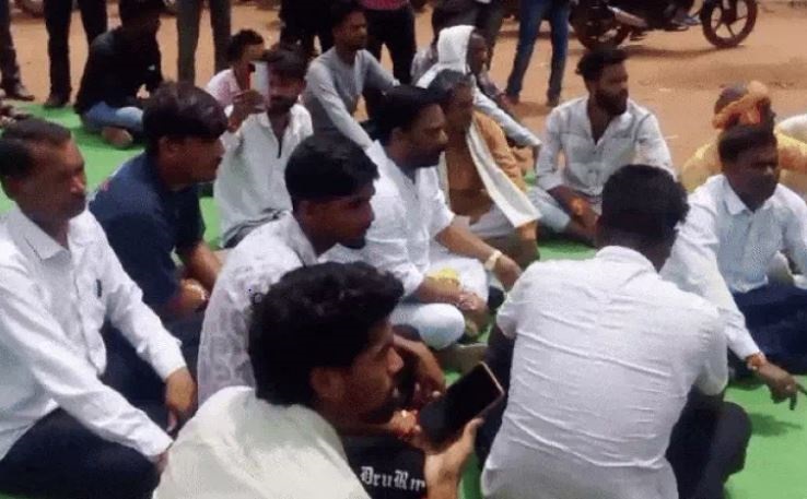 MP : कटनी में मोबाइल चोरी की रिपोर्ट लिखाने पहुंचे युवक को थाना में बंद कर बेरहमी से पीटा, आक्रोशित ग्रामीणों ने किया थाना का घेराव